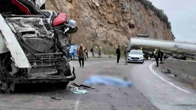 Gaziantep'te TIR dehşeti! Otomobilde sıkışan çift feci şekilde can verdi