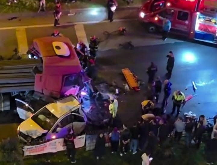 Giresun’da TIR iki otomobile çarptı: 5 kişi hayatını kaybetti, 6 yaralı
