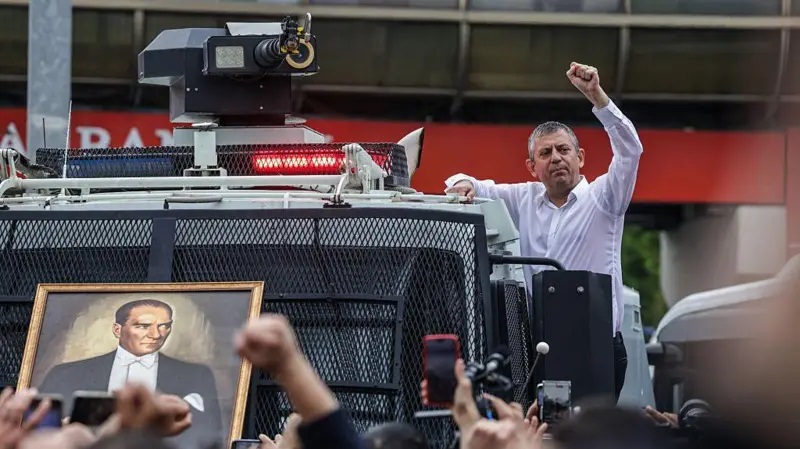 Özgür Özel TOMA'nın üstüne çıkıp Kılıçdaroğlu'na seslendi