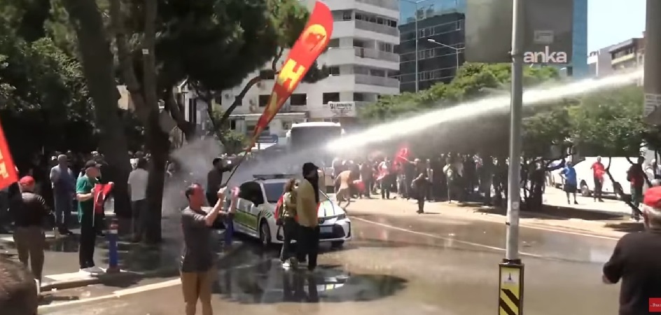 İzmir'de miting öncesi polisten yurttaşlara polis su sıktı!