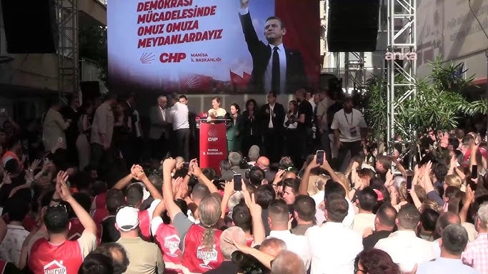 Manisa'da 'mutlak butlan' protestosu: CHP lideri Özgür Özel, memleketinde