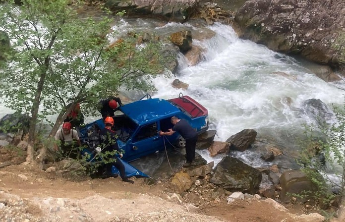 Giresun'da dere yatağına düşen araçta karı-koca hayatını kaybetti