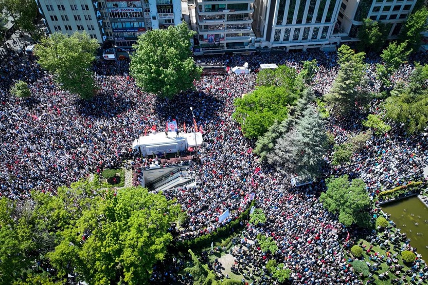 Seçilmiş CHP Genel Başkanı Özgür Özel'in bayramlaşmasına yurttaştan yoğun katılım