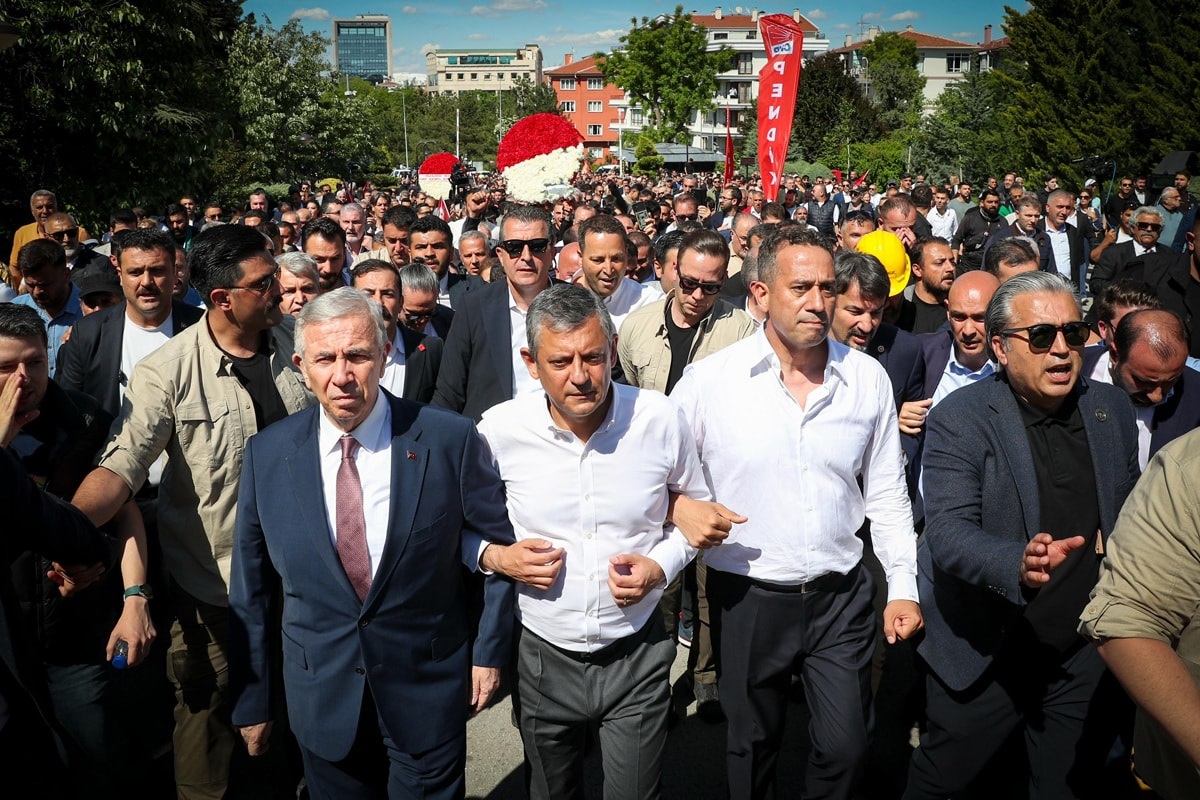 Özgür Özel Anıtkabir'e yürüdü... Kılıçdaroğlu'na jet yanıt