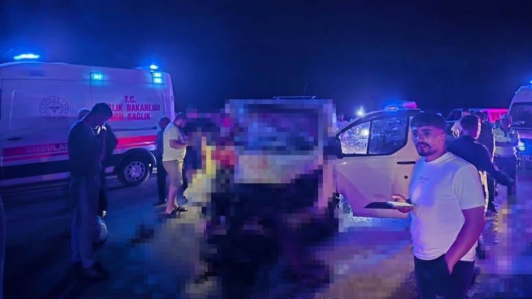 Minibüs ata çarptı! Ölü ve yaralılar var