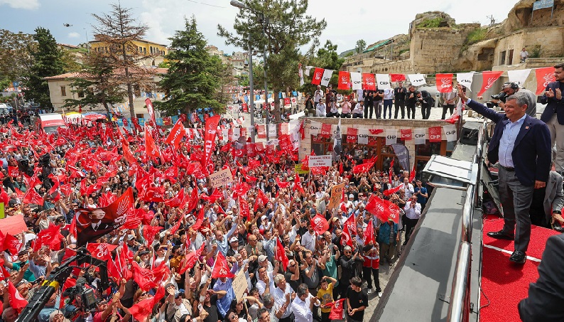 Özgür Özel'den Nevşehir'de Akın Gürlek'e sert tepki: 'Bu memlekete ne yüzle geldin?'