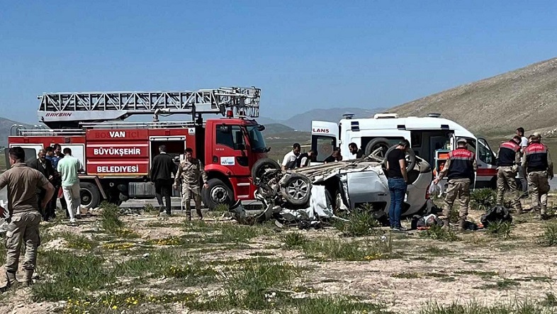 Van'da iki otomobil çarpıştı: 4 ölü, 2 yaralı