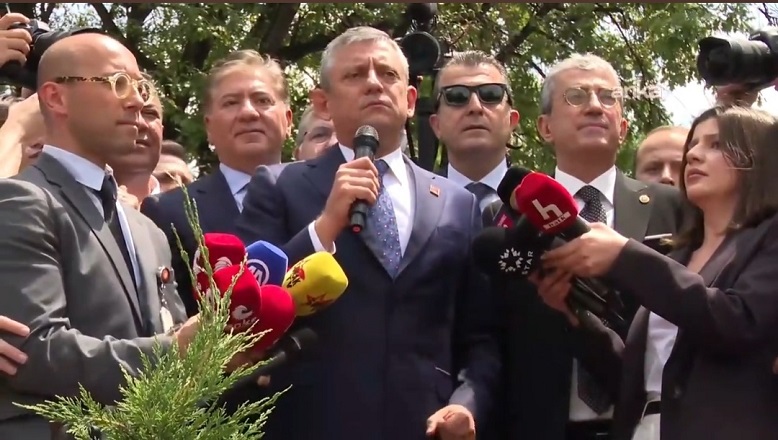 Özgür Özel: Meclis'in kapısında darbeyi püskürttünüz