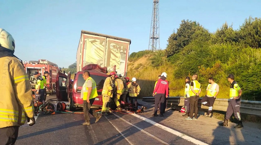 Kuzey Marmara Otoyolu'nda korkunç kaza: 1'i bebek 3 kişi hayatını kaybetti