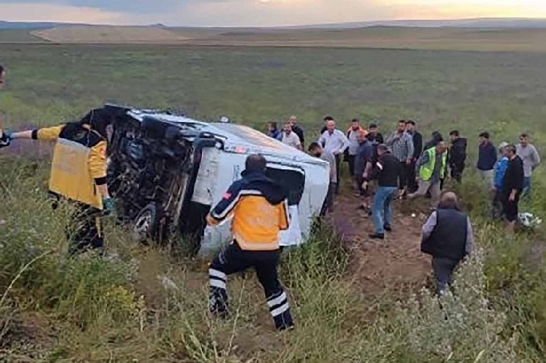 Konya'da işçi servisi devrildi: Bir can kaybı, 7 yaralı