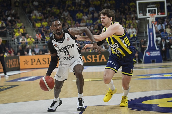 Derbide kazanan Fenerbahçe Beko: Seride durumu eşitledi!