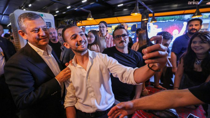 Özgür Özel, Denizli'de üniversiteli gençlerle buluştu
