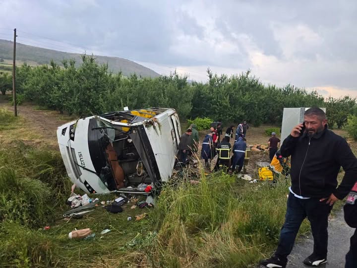 Isparta'da tur otobüsü kaza yaptı! Ölü ve yaralılar var