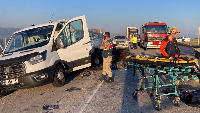 Erzurum'da katliam gibi kaza: Üç ölü, üç yaralı
