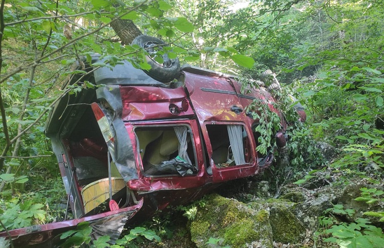 Kastamonu'da şarampole yuvarlanan araçta 2 can kaybı