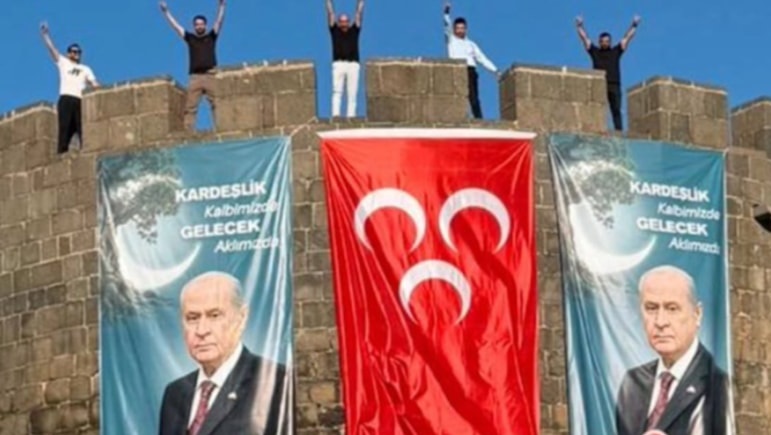 DEM Parti'nin kalesine Bahçeli pankartı asıldı: Surların üzerinde ülkücü selamı verdiler