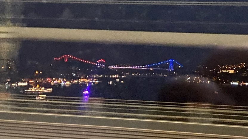İstanbul'da FSM köprüsünün ABD bayrağı renklerine büründürülmesine CHP'den tepki