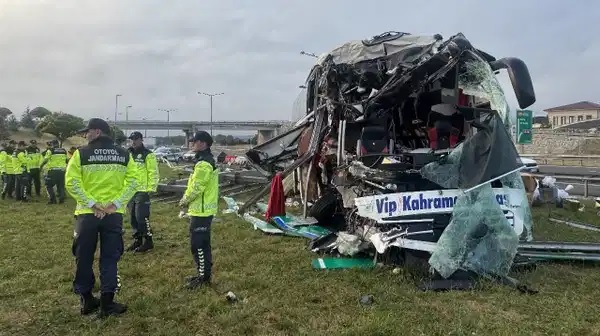 Anadolu Otoyolu'nda feci kaza... Yolcu otobüsü, bariyer ve tabelaya çarptı: Çok sayıda yaralı