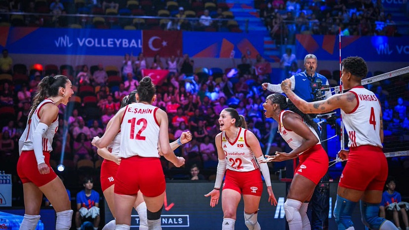 Kanada engelini geçtik... Filenin Sultanları, Milletler Ligi'nde yarı finalde