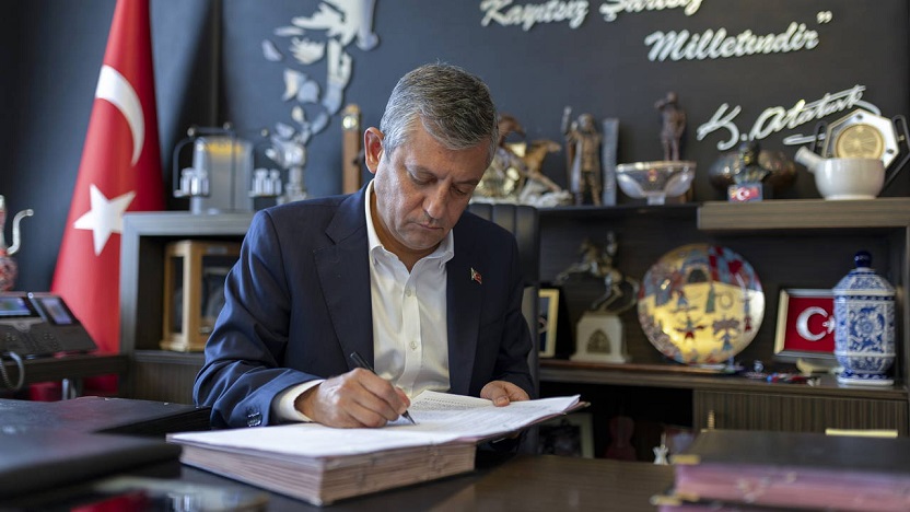 Özgür Özel istifa etti: YENİ Parti'nin kuruluş dilekçesini imzaladı
