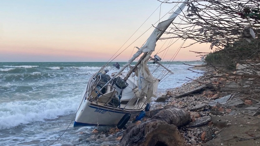 Mersin'de fırtınada tekne kıyıya vurdu