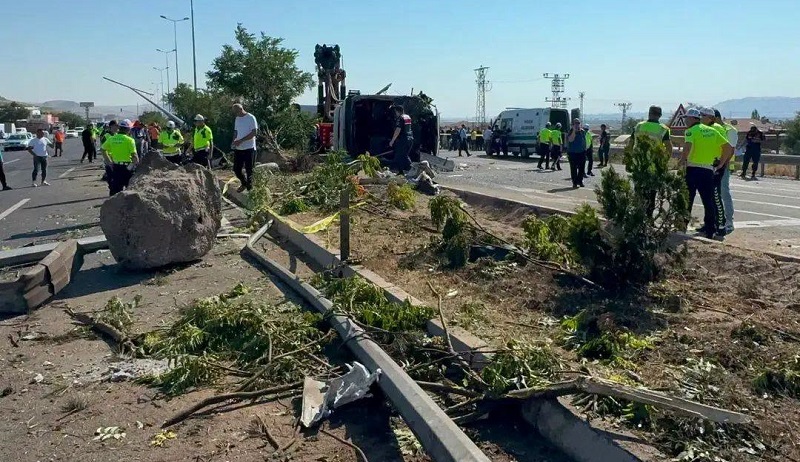 Kayseri'de yolcu otobüsü devrildi: Ölü ve yaralılar var