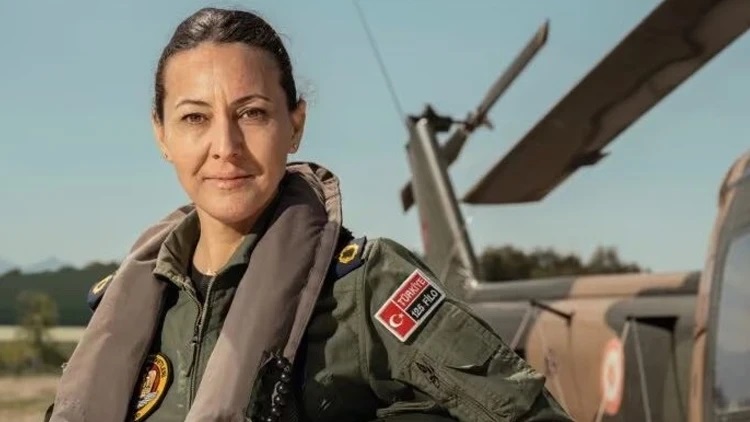 Türk Hava Kuvvetleri'nde bir ilk gerçekleşti! Özlem Karapınar 'paşa' oldu