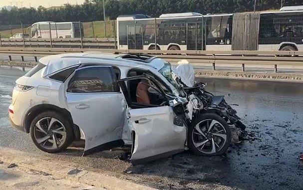 İstanbul'da otomobil ile İETT otobüsü çarpıştı: Üç kişi can verdi