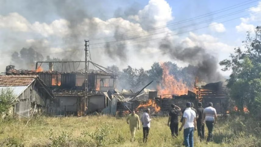 Kastamonu'daki yangında 2 ev, 1 ahır ve 1 samanlık yandı!