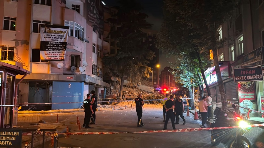 İstanbul’da 4 katlı bina çöktü