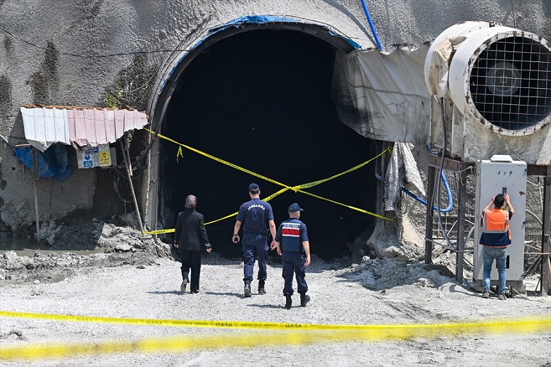 Adana'da belediye çalışması sırasında göçük: Bir can kaybı