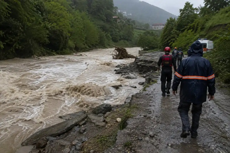 Giresun'da sel felaketi: Anne ve bir kızı kayıp, bir kızı ölü bulundu