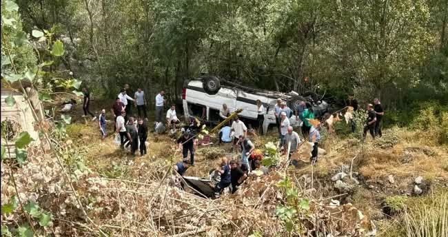 Sivas'ta minibüs devrildi: 4 ölü, 4'ağır durumda çok sayıda yaralı