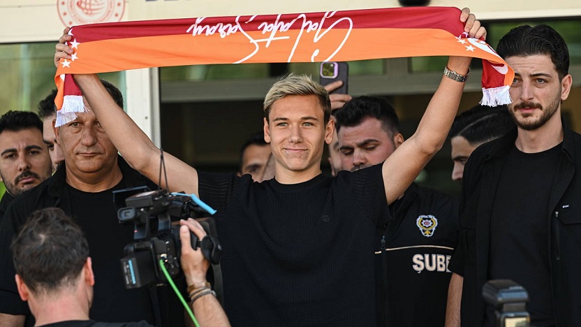 Galatasaray'ın yeni transferi Aleksey Batrakov, İstanbul'a geldi