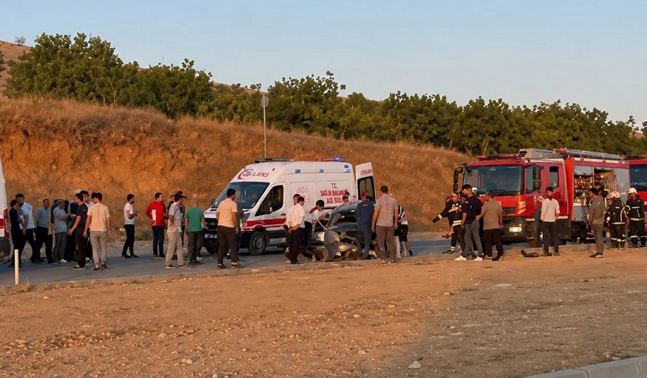 Gaziantep'te iki otomobil çarpıştı: 3 kişi hayatını kaybetti