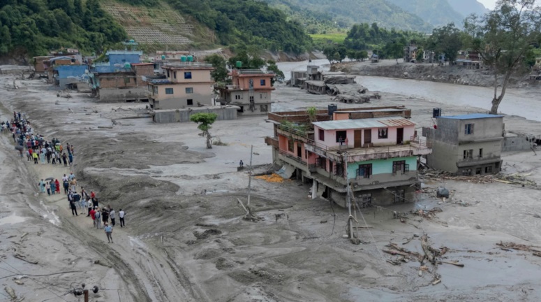 Nepal'de korkulan oldu! Doğal baraj patladı