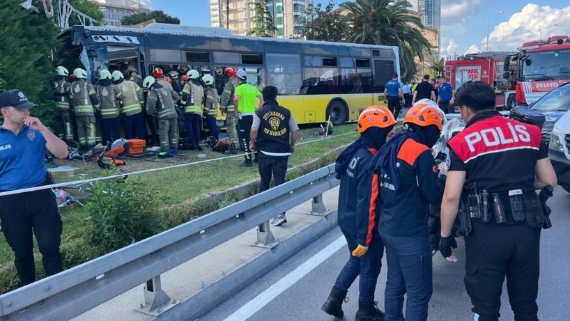 İETT otobüsü site duvarına çarptı: 2 ölü 16 yaralı