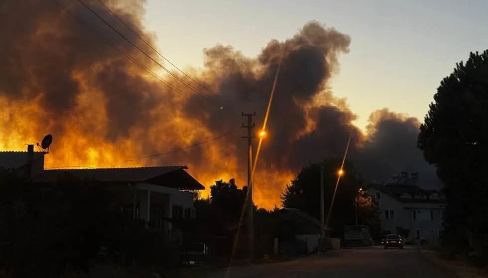 Fethiye'de orman yangını evlere sıçradı