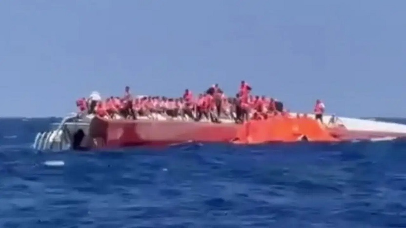 Girne açıklarında 267 kişiyi taşıyan yolcu gemisi battı
