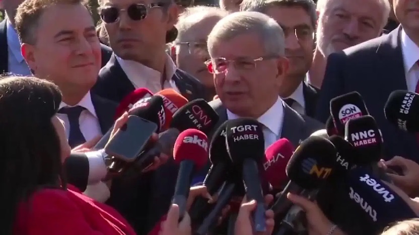 Ahmet Davutoğlu'ndan adliye çıkışı: 'Türkiye Cumhuriyeti tarihinde bu bir ilk...'
