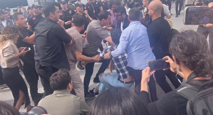 LGBTİ+’lara operasyonlarını protestoya polis müdahalesi: 100'den fazla gözaltı