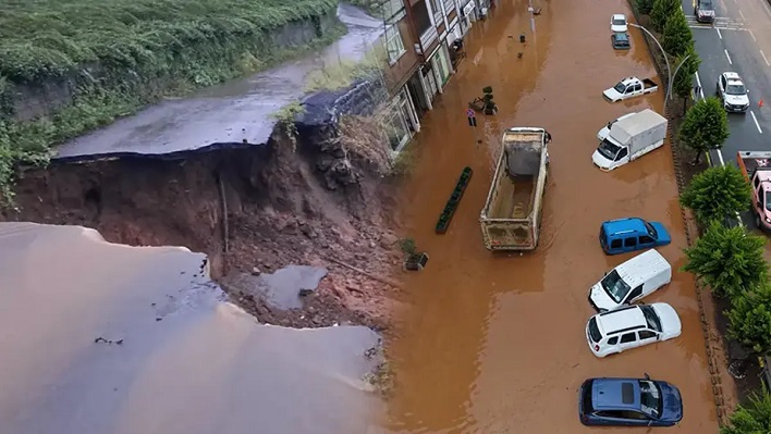 Rize’de yağmur sonrası felaket: Yollar göle döndü, araçlar su içinde kaldı