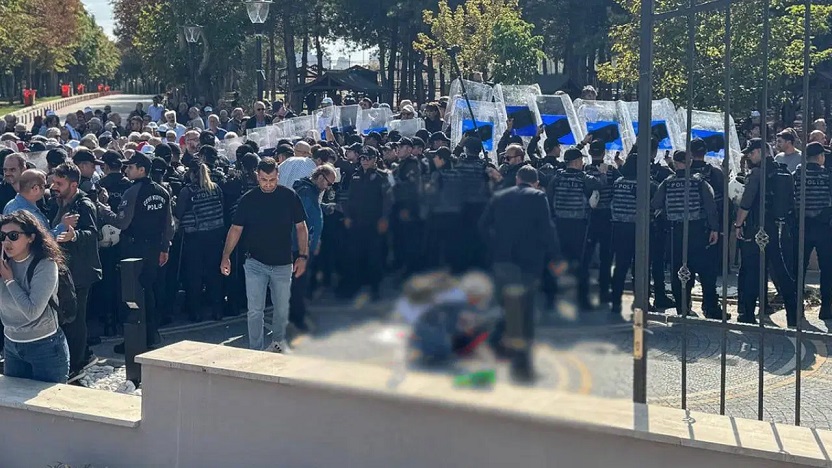 AYM önünde emekli yurttaş intihar girişiminde bulundu!