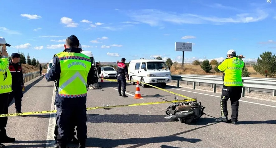 Kütahya'da minibüs ile motosiklet çarpıştı: 23 yaşındaki sürücü hayatını kaybetti