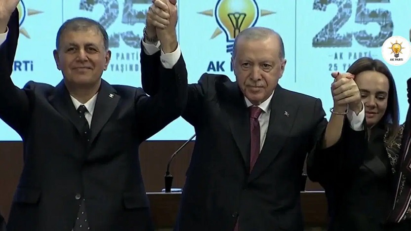 İzmir Büyükşehir Belediye Başkanı Cemil Tugay, resmen AKP'ye katıldı