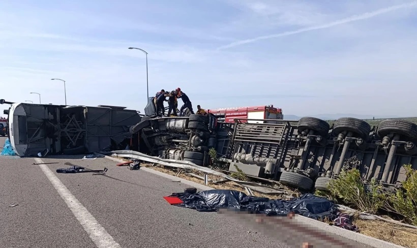 Manisa'da feci kaza: Tur otobüsü ile çekici çarpıştı, çok sayıda ölü ve yaralı var!