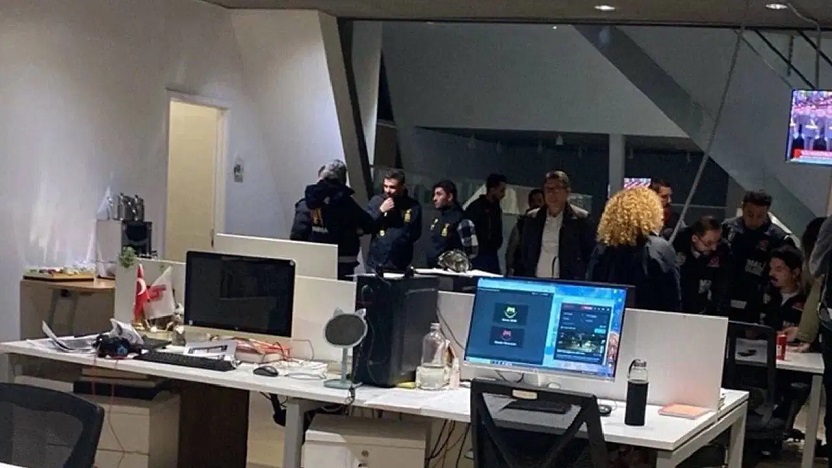Siyasilerden ve gazetecilerden Halk TV’ye kayyım tepkisi