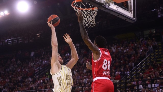 Fenerbahçe Tarfin, Olympiakos'u kendi evinde yıktı