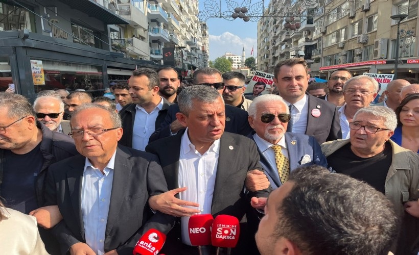 Gazeteciler sokakta! Özgür Özel gazeteciler için İzmir'de