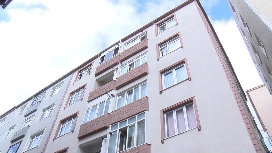16 yaşındaki iki kız sarkıttıkları çarşafla kaçarken 3. kattan düştü